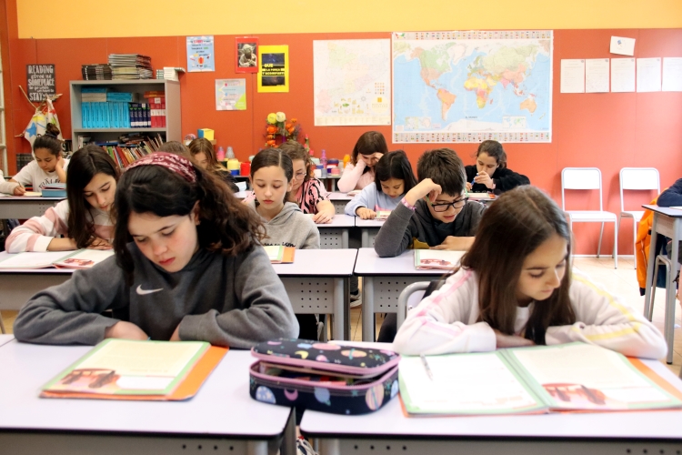 Students reading in a school in inland town of Vic on April 19, 2022 (by Laura Busquets)